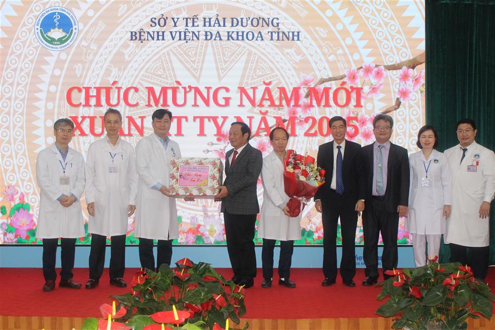 Đồng chí Lê Văn Hiệu - Phó Bí thư thường trực Tỉnh ủy thăm và chúc Tết cán bộ nhân viên Bệnh viện Đa khoa tỉnh Hải Dương